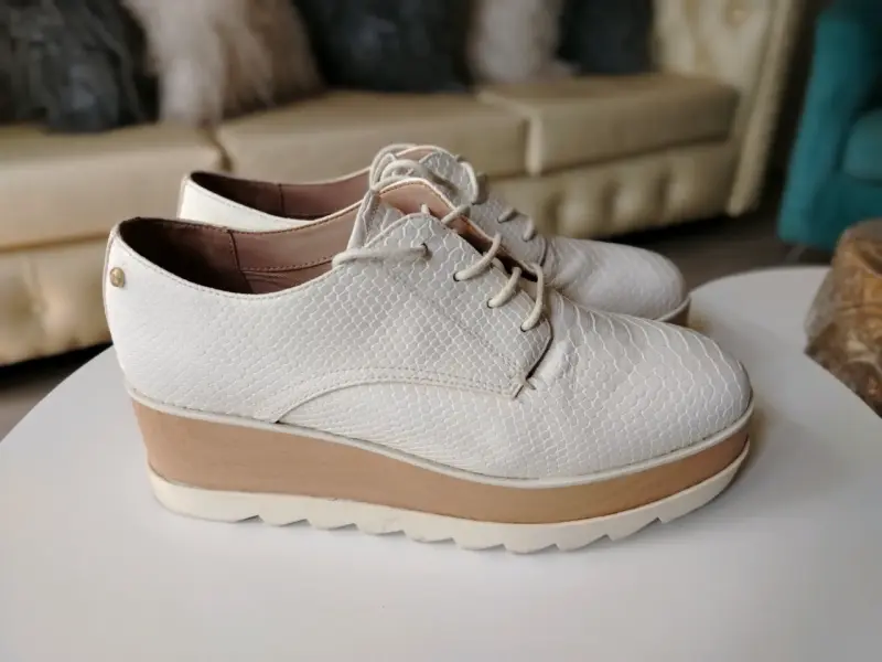 Zapatos de plataforma blancos con textura - 1