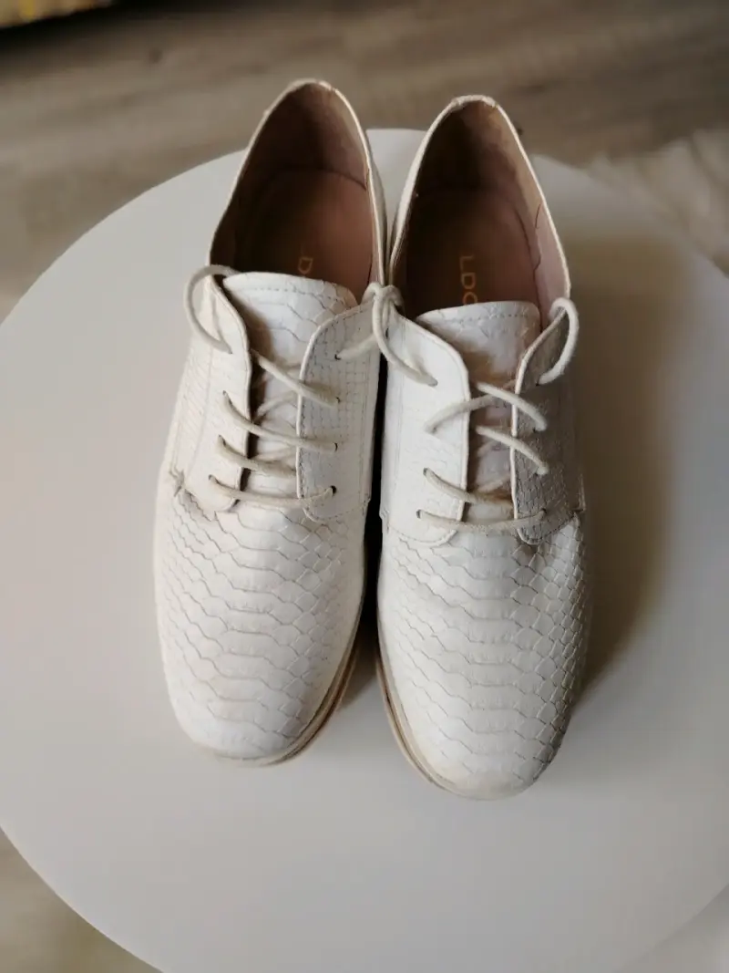 Zapatos de plataforma blancos con textura - 2