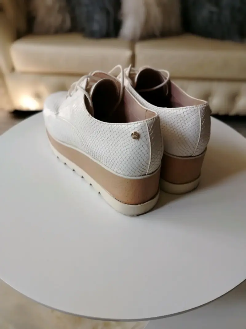 Zapatos de plataforma blancos con textura - 3