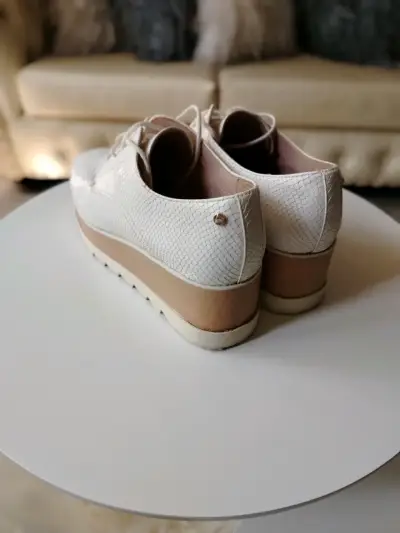 Zapatos de plataforma blancos con textura - miniatura 3