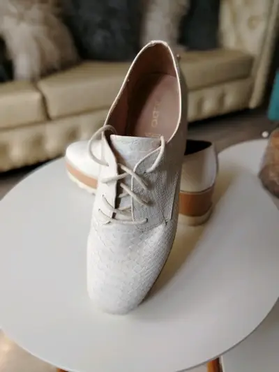 Zapatos de plataforma blancos con textura - miniatura 4