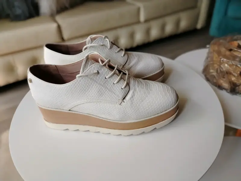 Zapatos de plataforma blancos con textura - 5