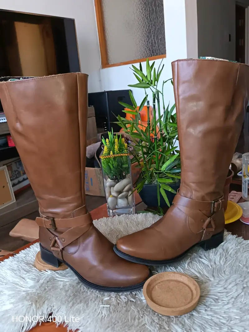 Botas largas de cuero marrón con hebilla - 1