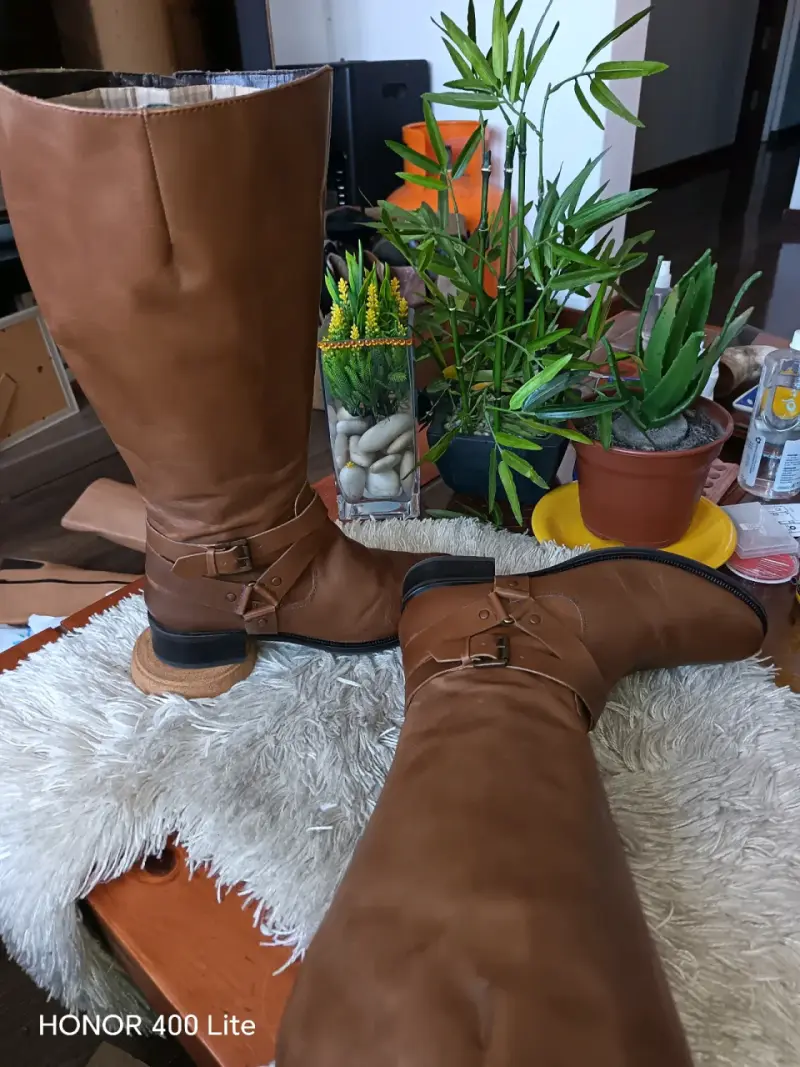 Botas largas de cuero marrón con hebilla - 3