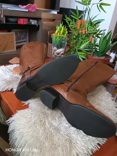 Botas largas de cuero marrón con hebilla - miniatura 4