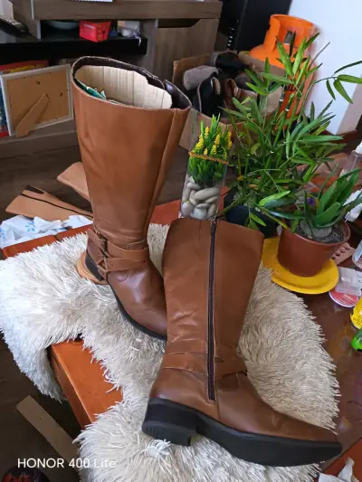 Botas largas de cuero marrón con hebilla - miniatura 5