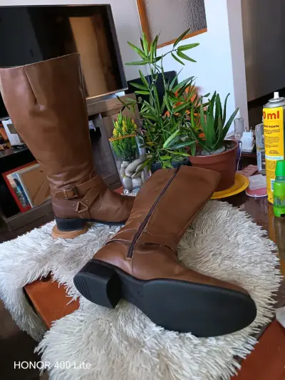 Botas largas de cuero marrón con hebilla - miniatura 6