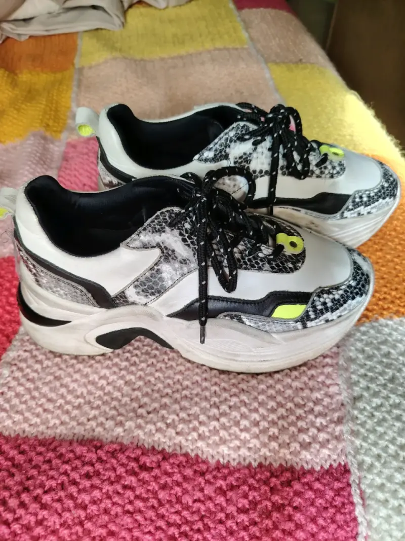 Zapatillas deportivas con diseño de serpiente - 1