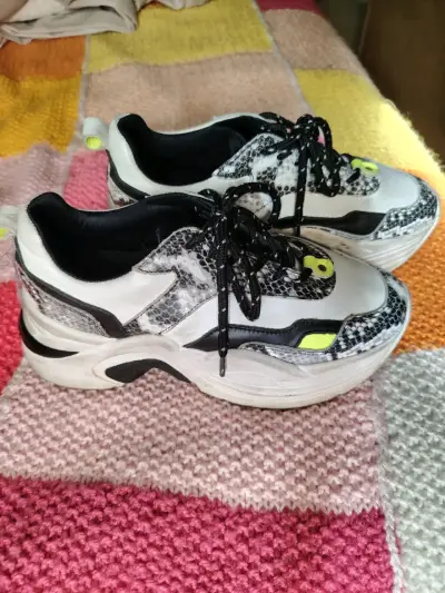 Zapatillas deportivas con diseño de serpiente - miniatura 1