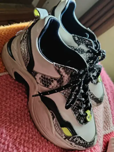 Zapatillas deportivas con diseño de serpiente - miniatura 3