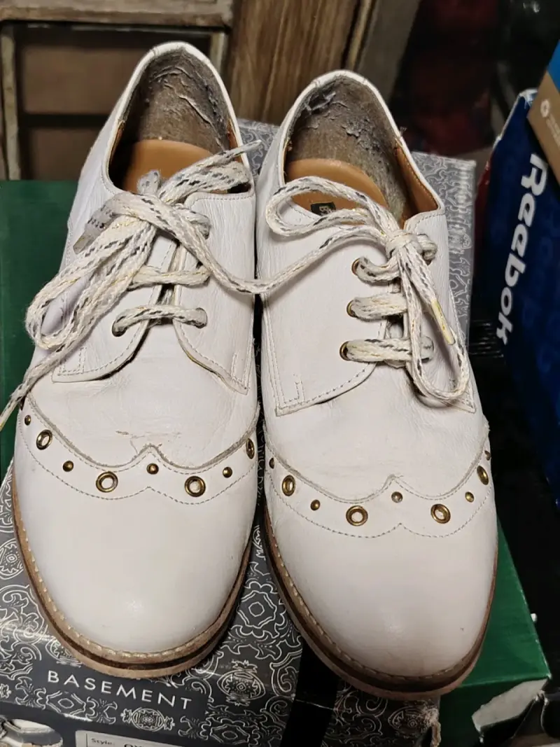 Zapatos de cuero blanco con ojales dorados Basement - 1