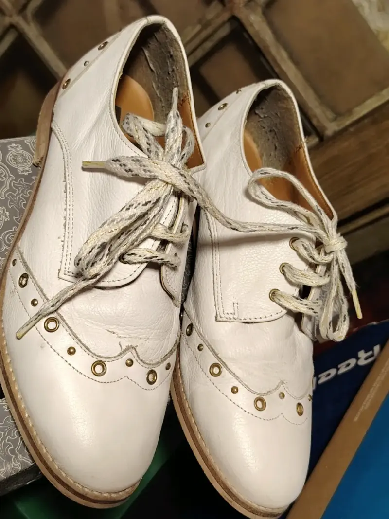 Zapatos de cuero blanco con ojales dorados Basement - 2
