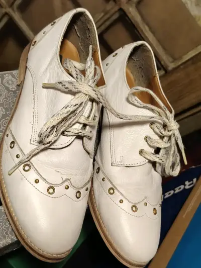 Zapatos de cuero blanco con ojales dorados Basement - miniatura 2