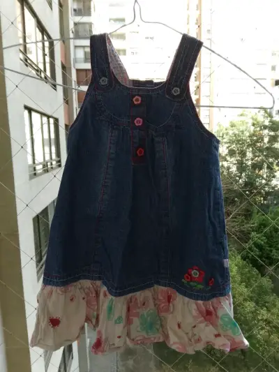Vestido de mezclilla para niña con diseño floral - miniatura 1
