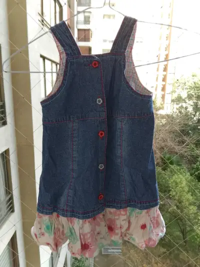 Vestido de mezclilla para niña con diseño floral - miniatura 2