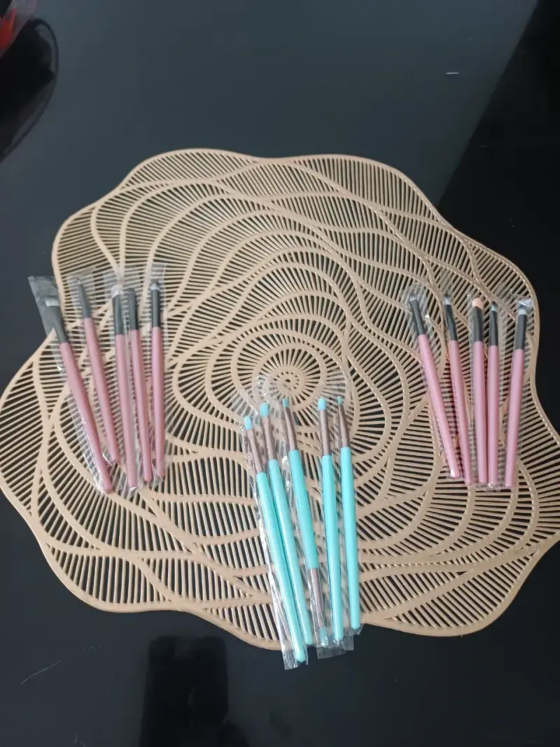 Set de pinceles de maquillaje rosados y celestes