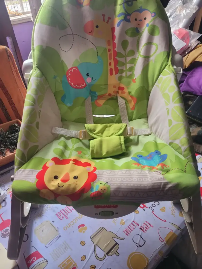 Silla mecedora para bebé con diseño de animales