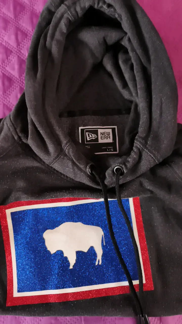 Polerón con capucha New Era diseño búfalo - 2