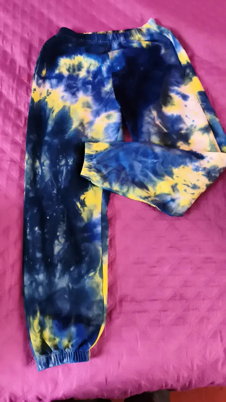 Pantalones deportivos tie-dye azul y amarillo