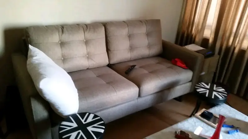 Sofá de Tela Beige de Dos Cuerpos - 1