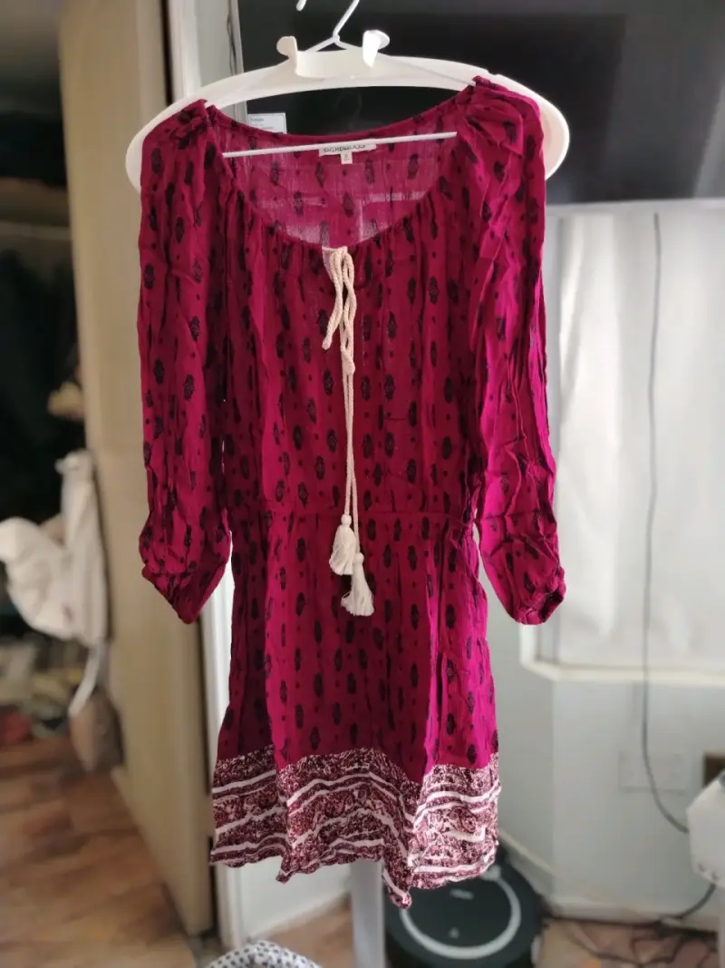Vestido bohemio bordó con estampado floral