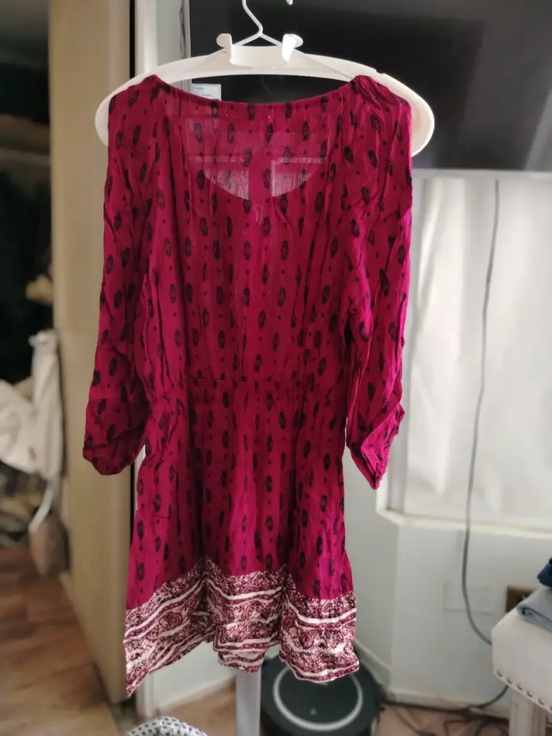 Vestido bohemio bordó con estampado floral - 2