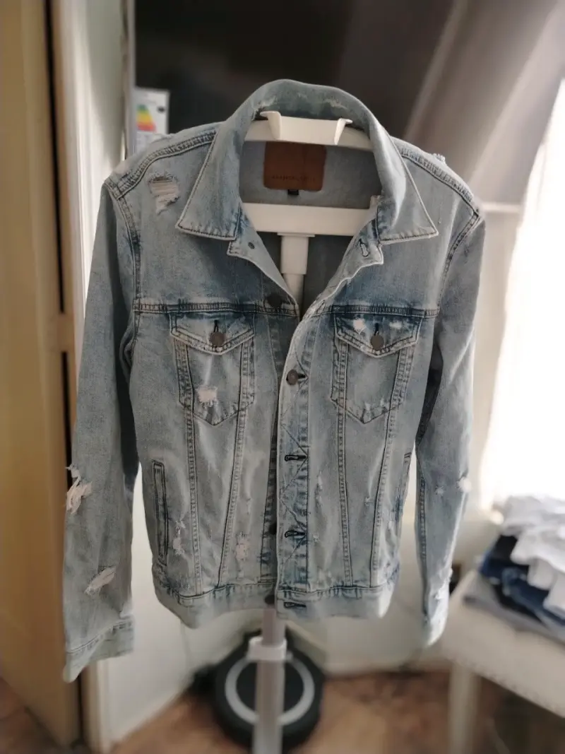 Chaqueta de mezclilla desgastada para hombre