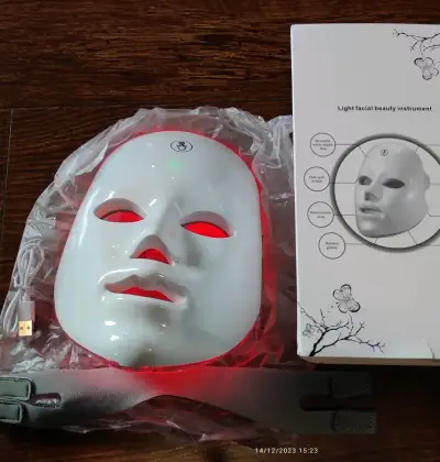 Máscara LED de terapia facial con luz multicolor - miniatura 1