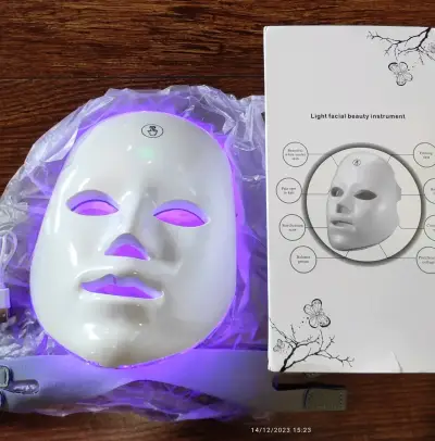 Máscara LED de terapia facial con luz multicolor - miniatura 2