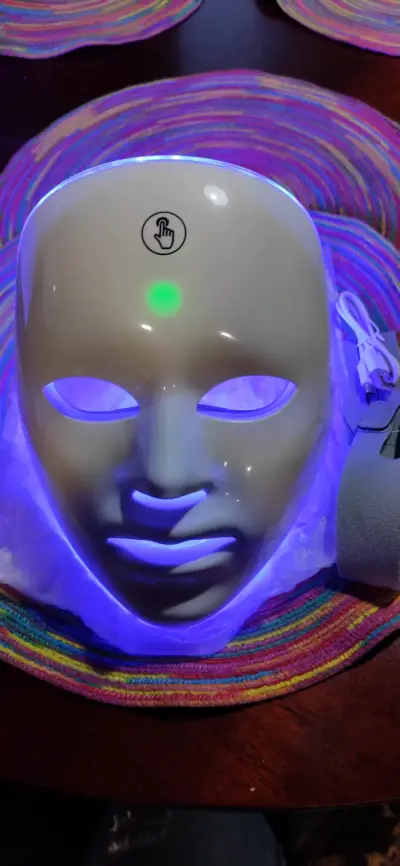Máscara LED de terapia facial con luz multicolor - miniatura 3