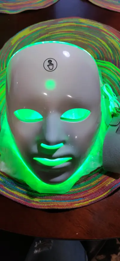 Máscara LED de terapia facial con luz multicolor - miniatura 4
