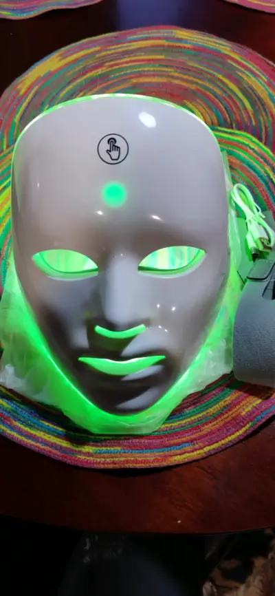 Máscara LED de terapia facial con luz multicolor - miniatura 6