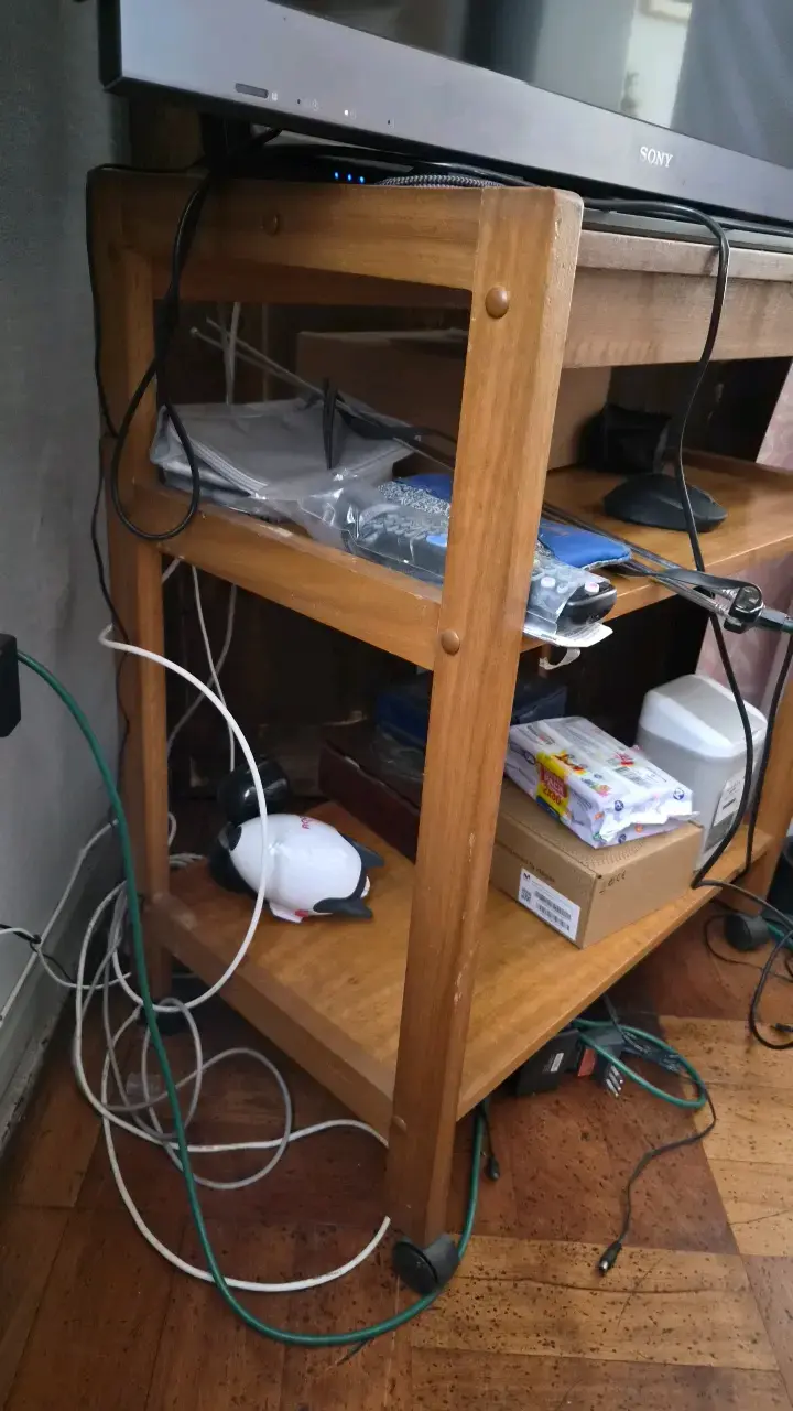 Mesa de Madera con Ruedas para TV - 2