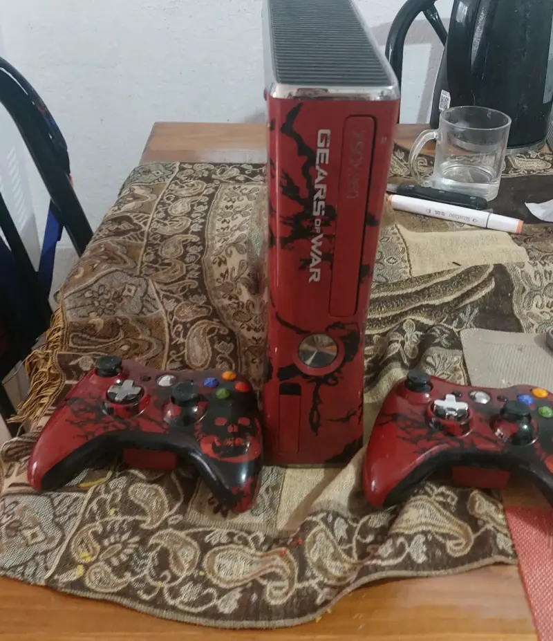 Consola Xbox 360 Edición Gears of War con dos controles - 1