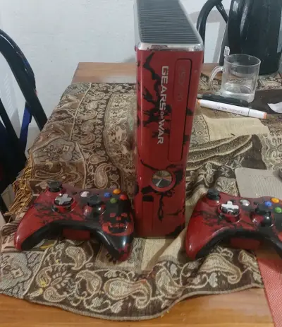 Consola Xbox 360 Edición Gears of War con dos controles - miniatura 1
