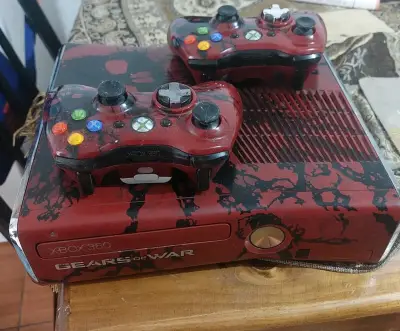 Consola Xbox 360 Edición Gears of War con dos controles - miniatura 3