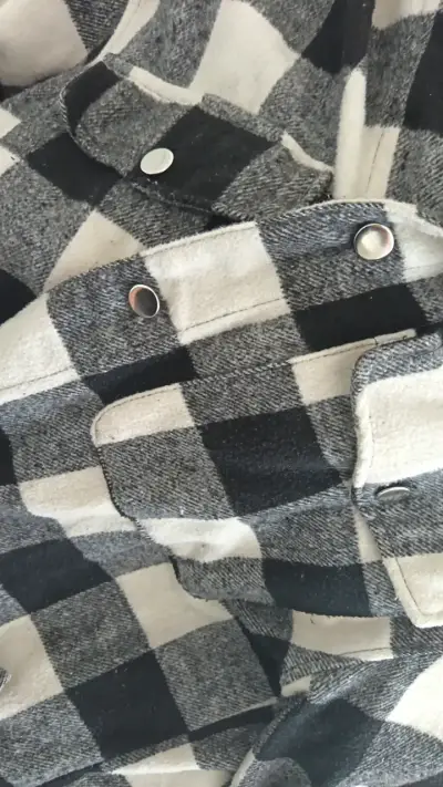 Camisa de franela a cuadros blanco y negro - miniatura 2