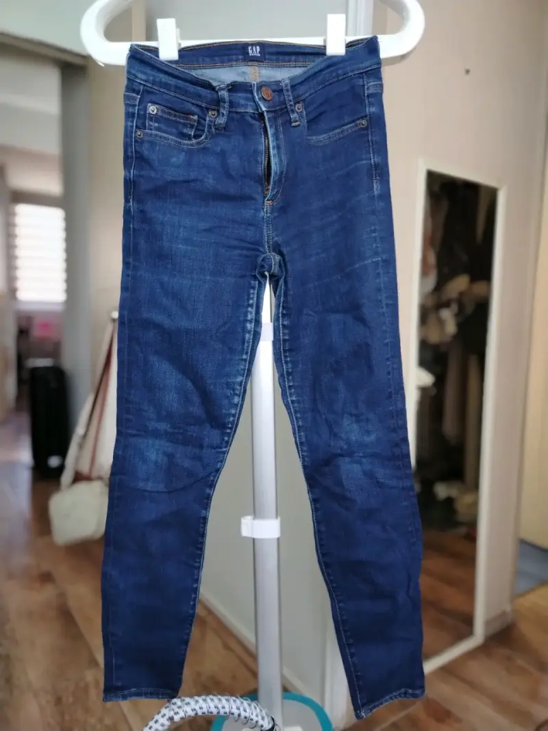 Jeans ajustados azul oscuro GAP para mujer