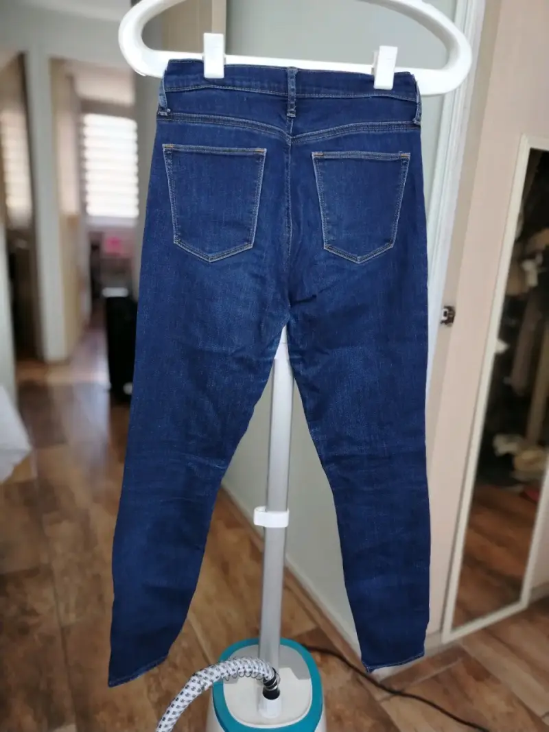 Jeans ajustados azul oscuro GAP para mujer - 2