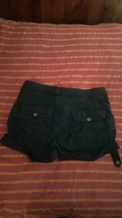 Shorts de mezclilla negros para mujer - miniatura 2