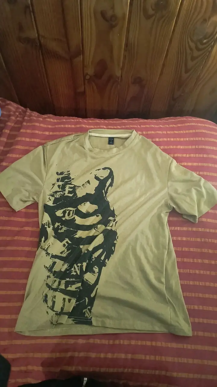 Polera beige con diseño gráfico - 2