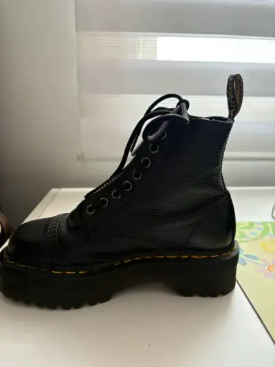 Botas negras de cuero Dr. Martens con plataforma - miniatura 1