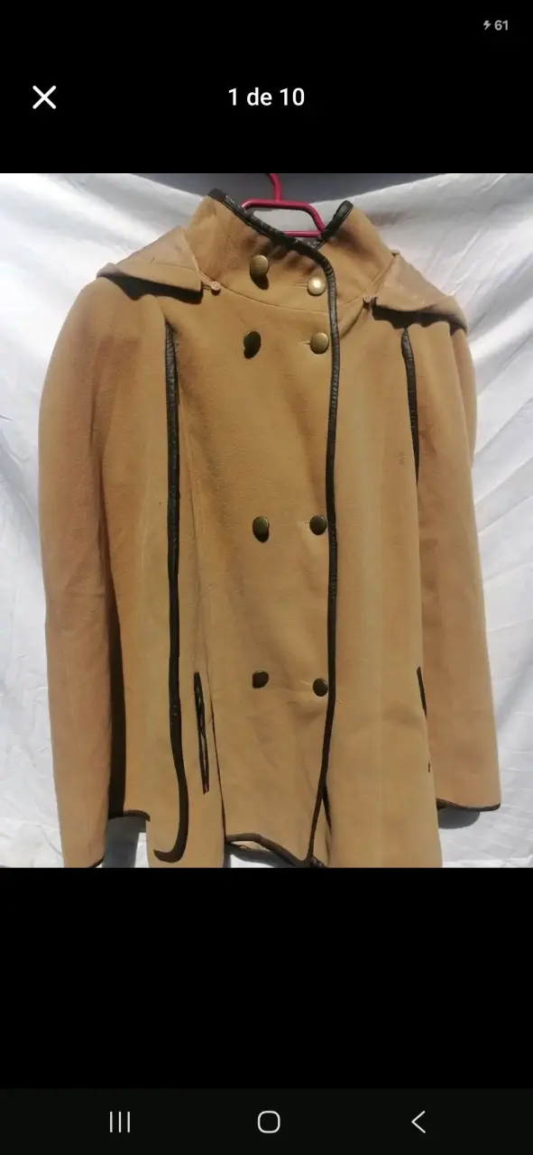 Abrigo capa camel con capucha y detalles negros