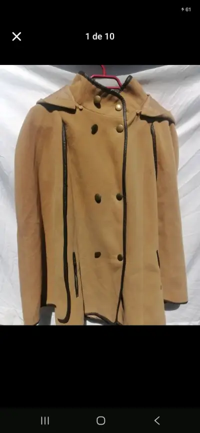 Abrigo capa camel con capucha y detalles negros - miniatura 1