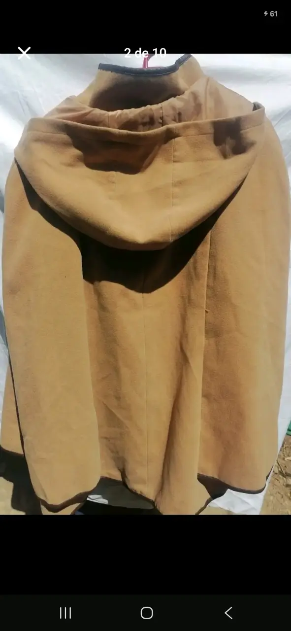 Abrigo capa camel con capucha y detalles negros - 3