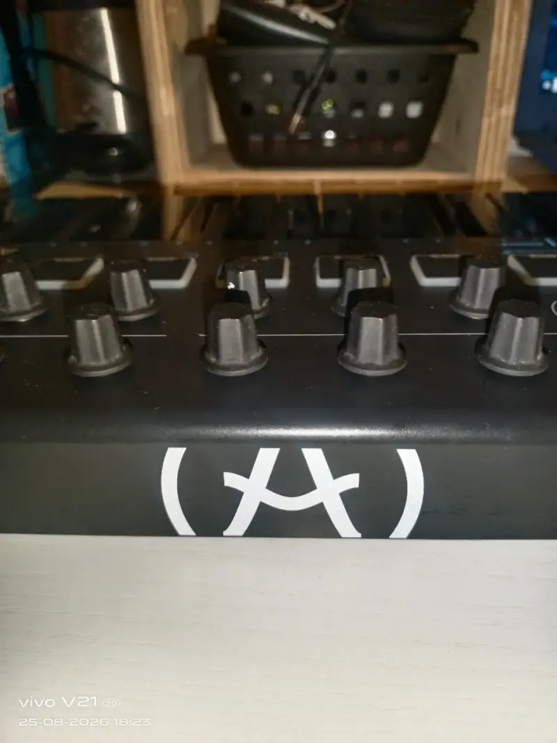 Controlador MIDI Arturia MiniLab MKII Depp Black - 1