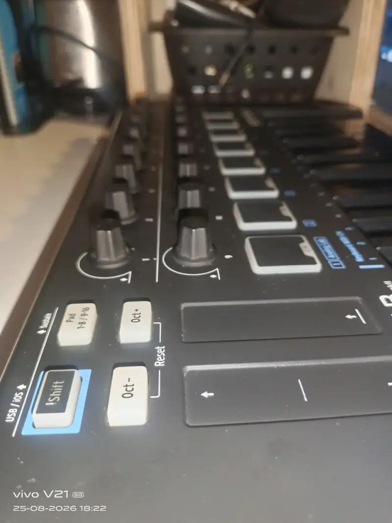 Controlador MIDI Arturia MiniLab MKII Depp Black - 2