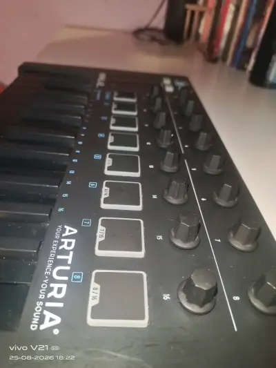 Controlador MIDI Arturia MiniLab MKII Depp Black - miniatura 3