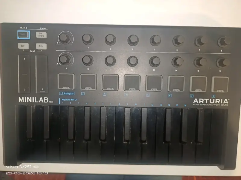 Controlador MIDI Arturia MiniLab MKII Depp Black - 4