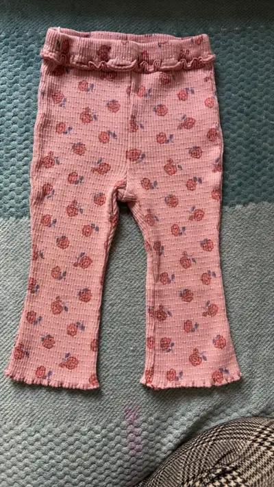 Pantalones de bebé 12 meses rosados con flores - miniatura 1
